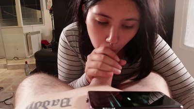 میں اپنی سوتیلی بہن کو چھیڑتا ہوں جب وہ ڈزنی دیکھتی ہے [کم]